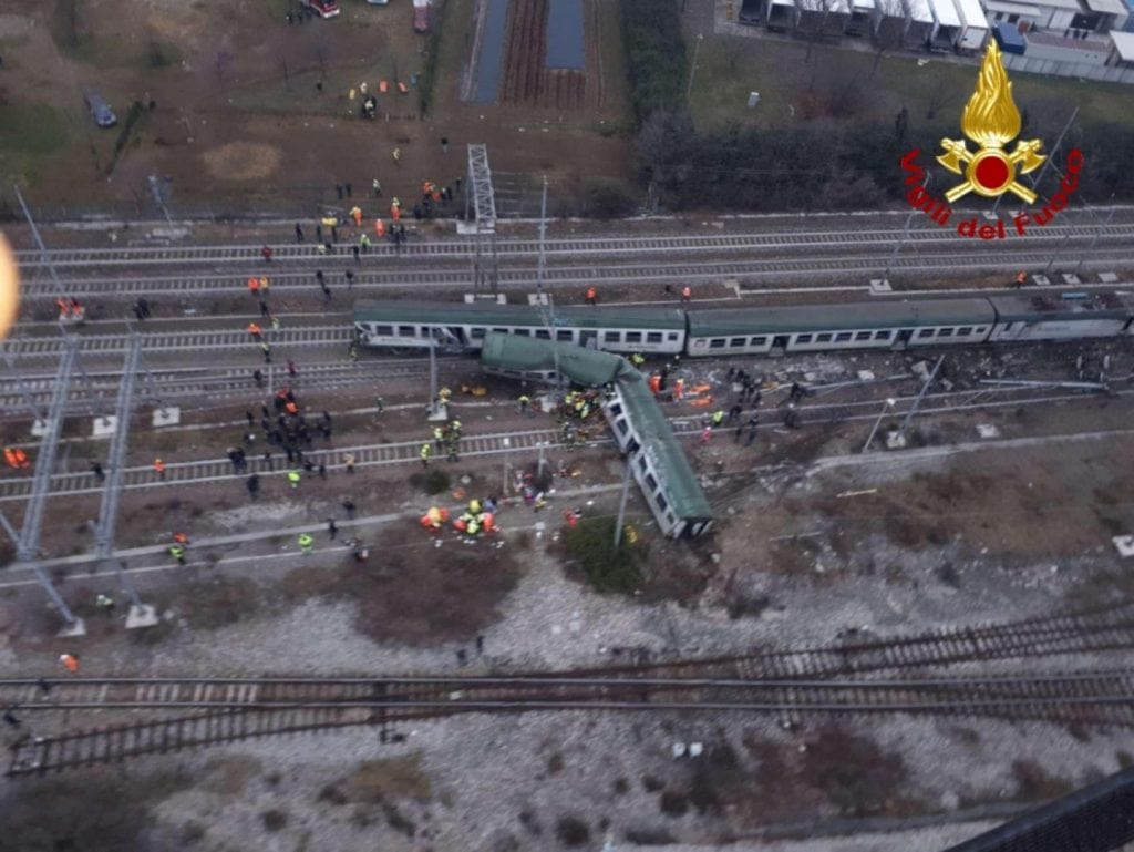 Incidente Ferroviario Nel Milanese Sotto Accusa I Binari Lo Schianto