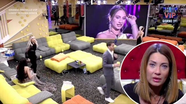 Nikita Pelizon I Vip Si Alzano Durante La Sorpresa Milena Li Critica