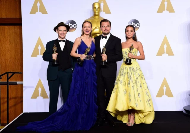 I vincitori in posa Mark Rylance Oscar per il ruolo di attore non protagonista , Brie Larson miglior attrice, Leonardo Di Caprio miglior attore e Alicia Vikander miglior attrice non protagonista nella sala stampa degli 88th Academy Awards che si sono svolti nel Dolby Theatre di Hollywood, Los Angeles, California, USA il 28 febbraio 2016. Photo credit: Ian West