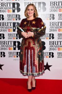 Adele con il BRIT Awards per la miglior artista inglese, miglior album inglese, miglior single inglese, e Global Success Award nella sala stampa del 2016 Brit Awards 2016 alla O2 Arena, di Londra. PRESS ASSOCIATION Photo. Photo credit: Ian West/PA Wire