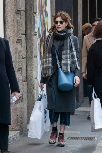 Foto Lapresse - Omar Abd el Naser25/02/2016 - Milano , ItaliaCristiana Capotondi, passeggia per via Montenapoleone durante la settimana della moda, incontrando un'amicaGossipNella foto: Cristiana CapotondiPhoto Lapresse - Omar Abd el Naser25/02/2016 - Milan, ItalyCristiana Capotondi walking in the fashion square and meets a friendGossipIn the picture: Cristiana Capotondi