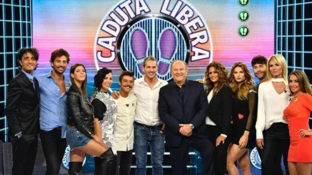 Jerry Scotti e i concorrenti di Caduta Libera