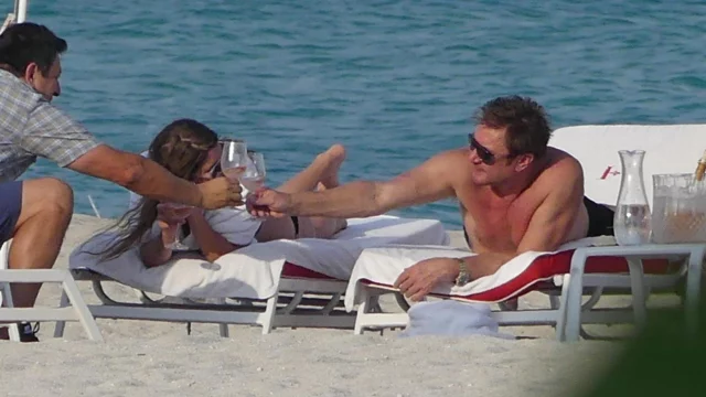 Simon Le Bon in spiaggia con una donna misteriosa