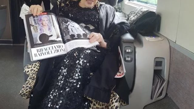 Gina Lollobrigida in treno da Roma a Milano