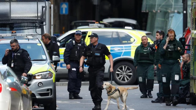 Londra, polizia scientifica al lavoro e ingenti misure di sicurezza il giorno dopo l'assalto