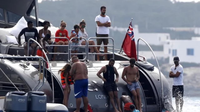 Ibiza, Cristiano Ronaldo e la fidanzata Giorgina Rodriguez in vacanza con parenti e amici