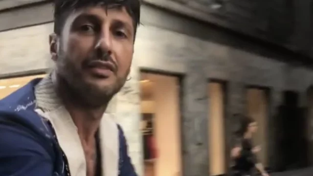 Fabrizio Corona cade dalla bici video, fabrizio corona