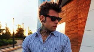 Fedez presenta il suo nuovo disco e svela le sue paure. Poi fa una dedica speciale a Chiara Ferragni