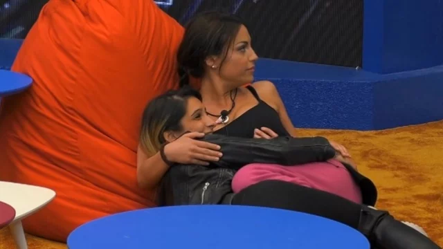 Grande Fratello 16: bacio saffico tra Erica e Francesca (VIDEO)