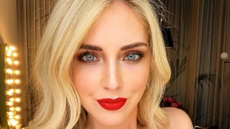 Chiara Ferragni posa con la copertina di Novella 2000 su Instagram