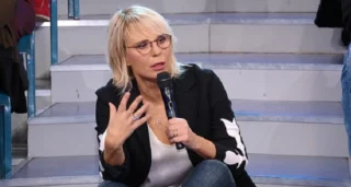 Uomini e donne accusato di falsità: Maria De Filippi risponde