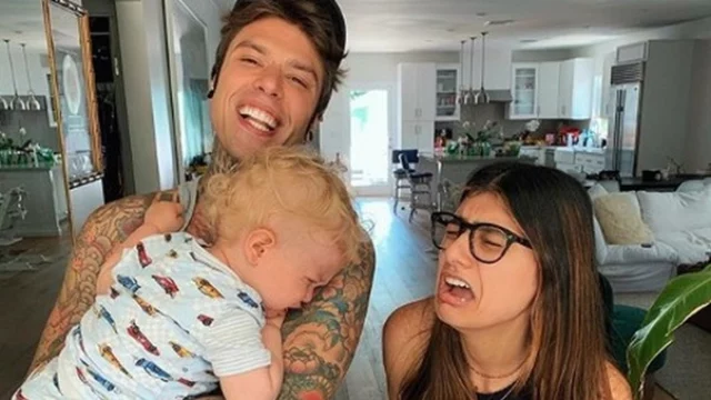 Fedez pubblica una foto con Leone e Mia Khalifa: è polemica sul web