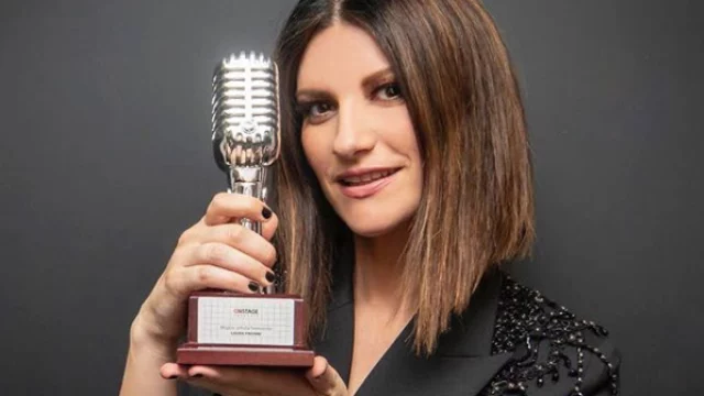 Laura Pausini replica alle critiche, poi smentisce una fake news