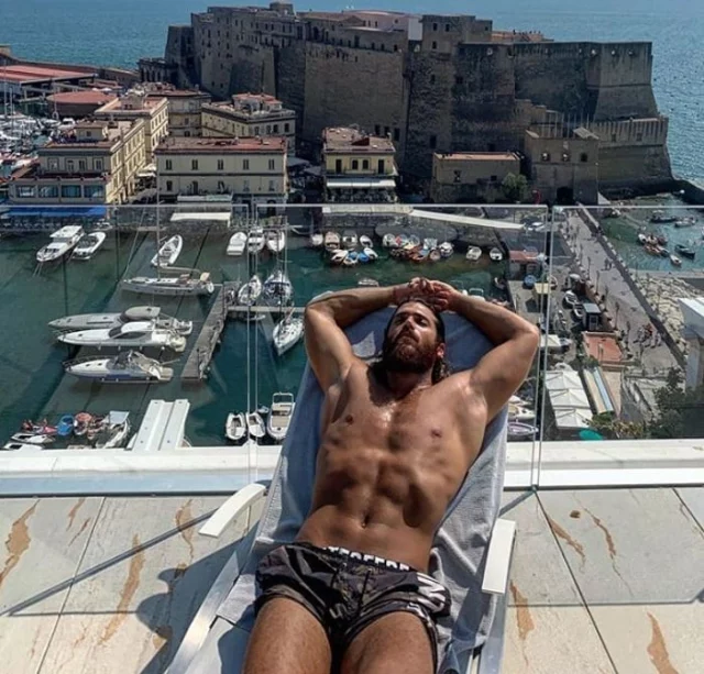 Can Yaman foto hot e sexy e il fisico di Ferit di Bitter Sweet