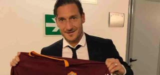 Francesco Totti in fila al mare per il pranzo: il gesto diventa virale