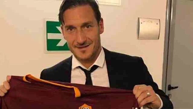 Francesco Totti in fila al mare per il pranzo: il gesto diventa virale