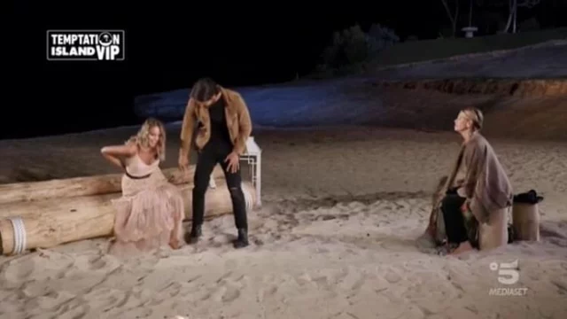 Chiara e Simone falò di confronto a Temptation Island Vip 2019