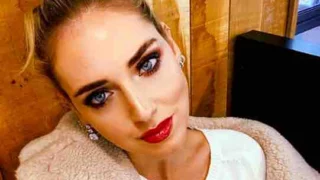 Chiara Ferragni infastidita da un uomo in aereo: il racconto dell'influencer