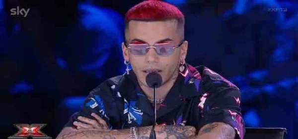 Sfera Ebbasta e Radio Zeta: pace fatta dopo la gaffe del cantante. Le scuse e l'incontro (FOTO)