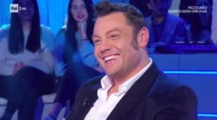 Tiziano Ferro commenta il suo monologo sul bullismo e svela com'è nata la storia d'amore con Victor