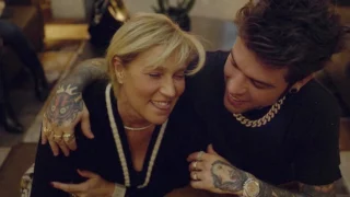 Fedez: la mamma del rapper parla dei presunti profili fake