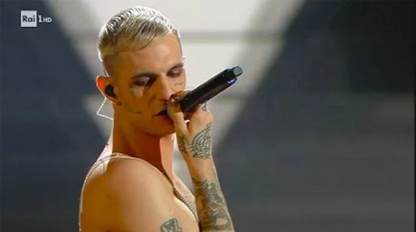 Achille Lauro con una lettera spiega le sue performance a Sanremo 2020