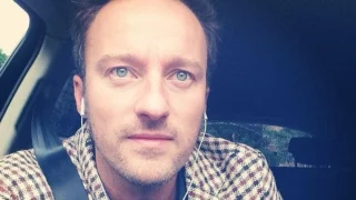 Francesco Facchinetti soccorre un uomo cinese attaccato per via del Coronavirus