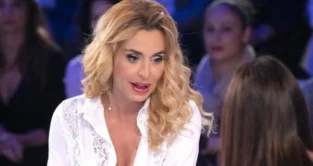 Valeria Marini a Verissimo svela di aver sofferto di depressione per via di una lite con la madre