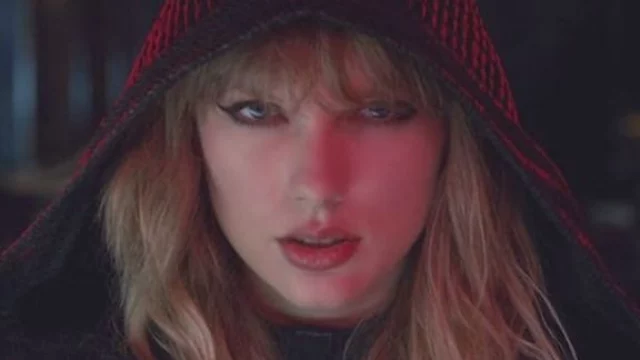 Taylor Swift contro la sua ex casa discografica, lancia forti accuse: il duro sfogo