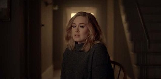 Adele si mostra per la prima volta dopo la perdita di peso: le foto fanno impazzire i fan, che la scambiano per un'altra