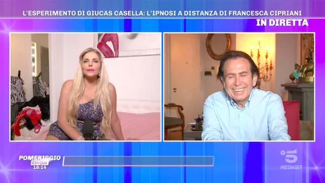 Giucas Casella ipnotizza Francesca Cipriani in diretta a Pomeriggio 5 (VIDEO)