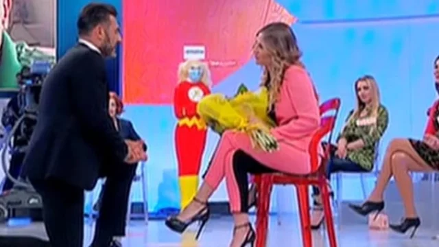 Sossio fa la proposta a Ursula durante Uomini e donne (VIDEO)