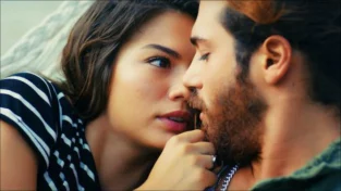 Can Yaman e Demet Ozdemir: c'è del tenero tra loro? La verità