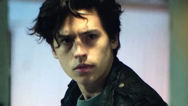 Cole Sprouse accusato di violenza sessuale: l'attore replica e interviene anche Lili Reinhart