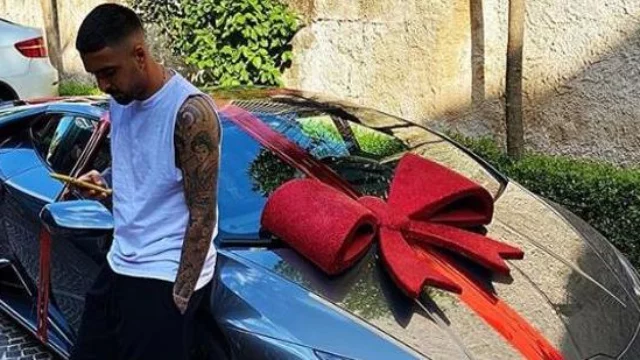 Lorenzo Insigne riceve in regalo dalla moglie una Lamborghini: scoppia la polemica