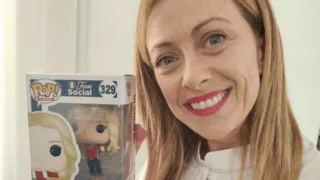 Giorgia Meloni diventa un funko pop: la foto diventa virale