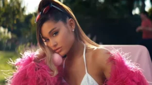 Ariana Grande compie 27 anni. Il web festeggia il compleanno della cantante