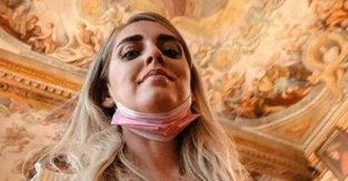 Chiara Ferragni agli Uffizi: boom di visite dopo il suo arrivo. Fedez ironizza