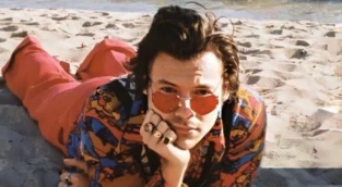 Harry Styles è in Italia con un nuovo look: il web si infiamma e partono le ricerche del cantante