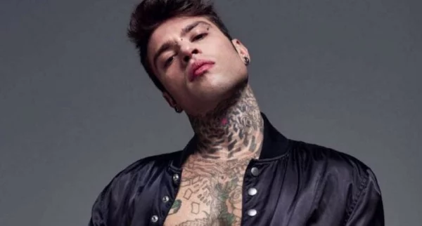 Fedez pubblica il singolo Roses dove cita alcuni politici: nuove querele in arrivo? Il web ironizza