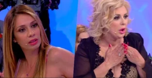 Pamela Barretta sbugiarda Tina Cipollari! È guerra aperta