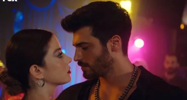 Can Yaman e Özge Gürel ballano il tango in Bay Yanlis (VIDEO)