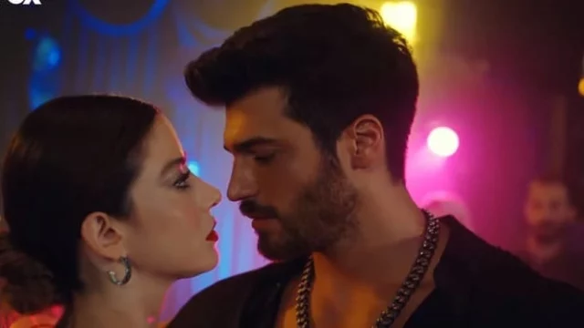 Can Yaman e Özge Gürel ballano il tango in Bay Yanlis (VIDEO)