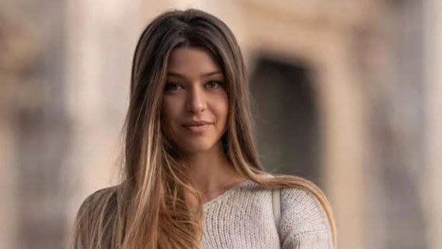 Natalia Paragoni al Festival di Venezia saluta i fan, ma non c'è nessuno