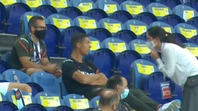 Cristiano Ronaldo allo stadio senza mascherina viene ripreso dalla hostess