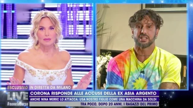 Fabrizio Corona ci prova in diretta con Barbara d’Urso, ma fa una gaffe