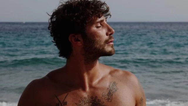 Stefano De Martino cancella il suo tatuaggio (FOTO PRIMA E DOPO)