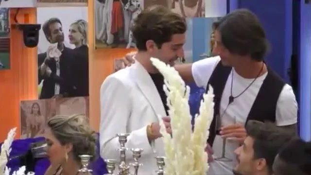 Grande Fratello Vip: durante la festa scatta il bacio tra Tommaso Zorzi e Francesco Oppini. Il video del momento fa impazzire i fan.