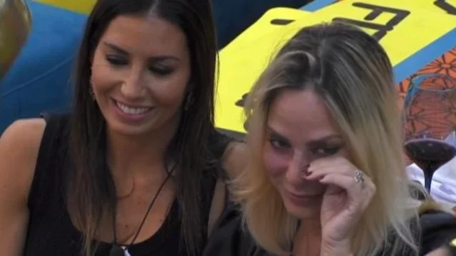 Stefania Orlando piange al GF Vip e a consolarla c'è Elisabetta