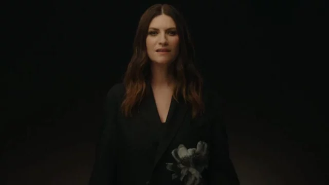 Laura Pausini commenta la morte di Maradona: il web si divide